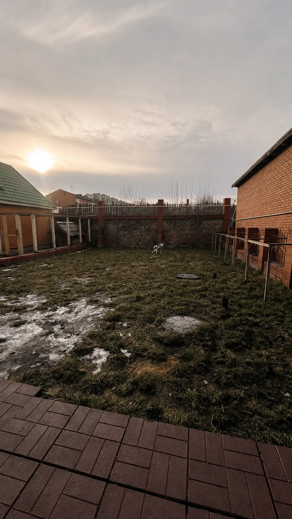 Огороженная территория DOGHOMENSK в межсезонье